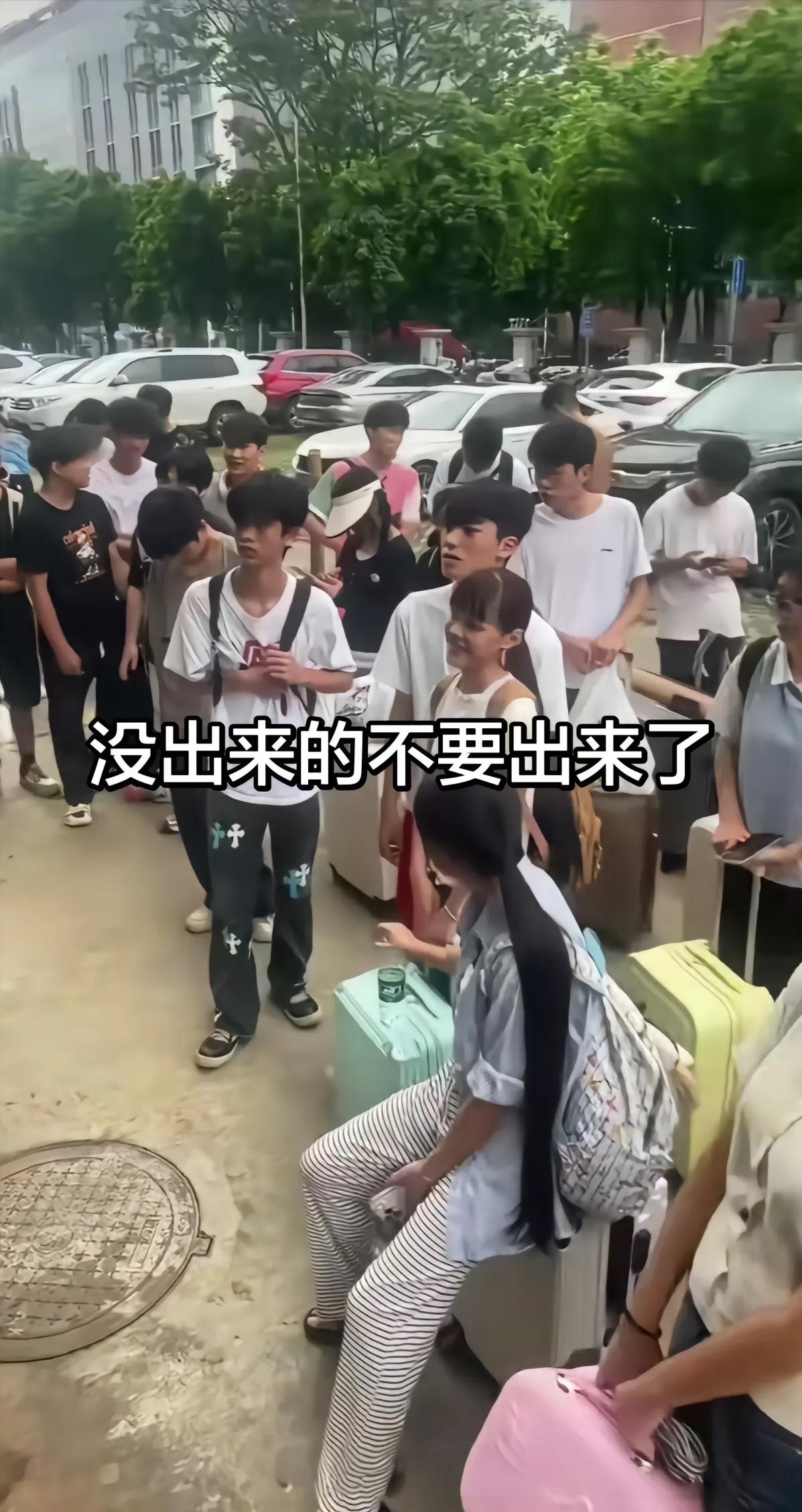 暑假工实拍，江浙沪以及广东东莞到处都是滞留的大学生，工厂压根就不用学生，好多都是