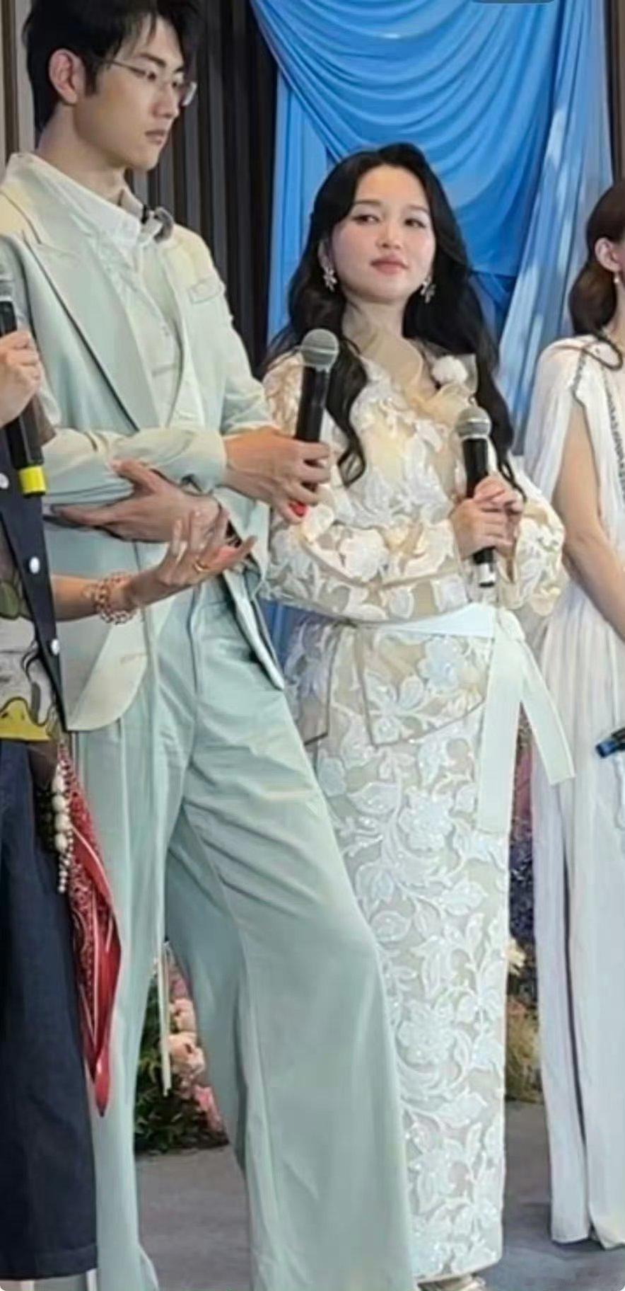 媒体发布会，其身形圆润、衣着宽松，加之丈夫孙丞潇全程细心搀扶呵护，引发公众对其是