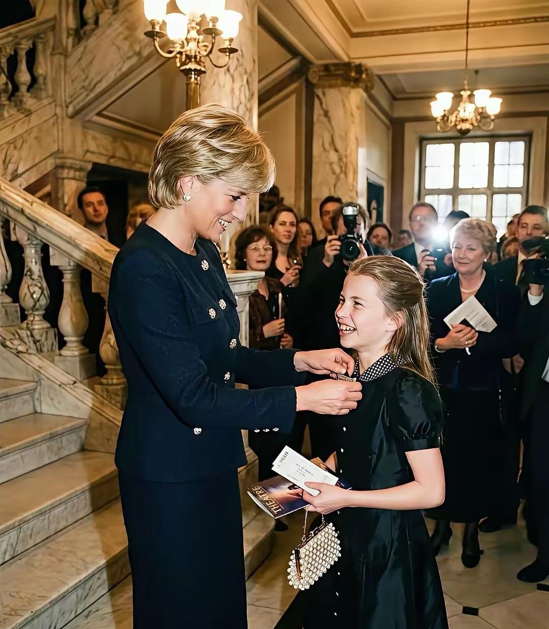 最近刷到一组黛安娜王妃带夏洛特公主去看芭蕾舞的Al照片，真的希望这一幕能是真的。