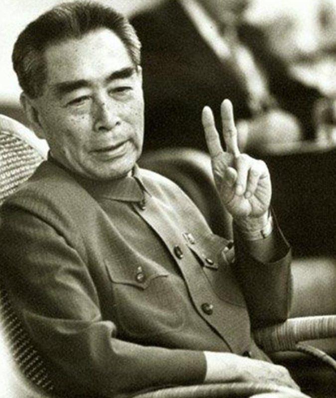 1971年，一个外宾参加国宴时，顺手拿走了国宝九龙杯，工作人员不知如何是好。周总