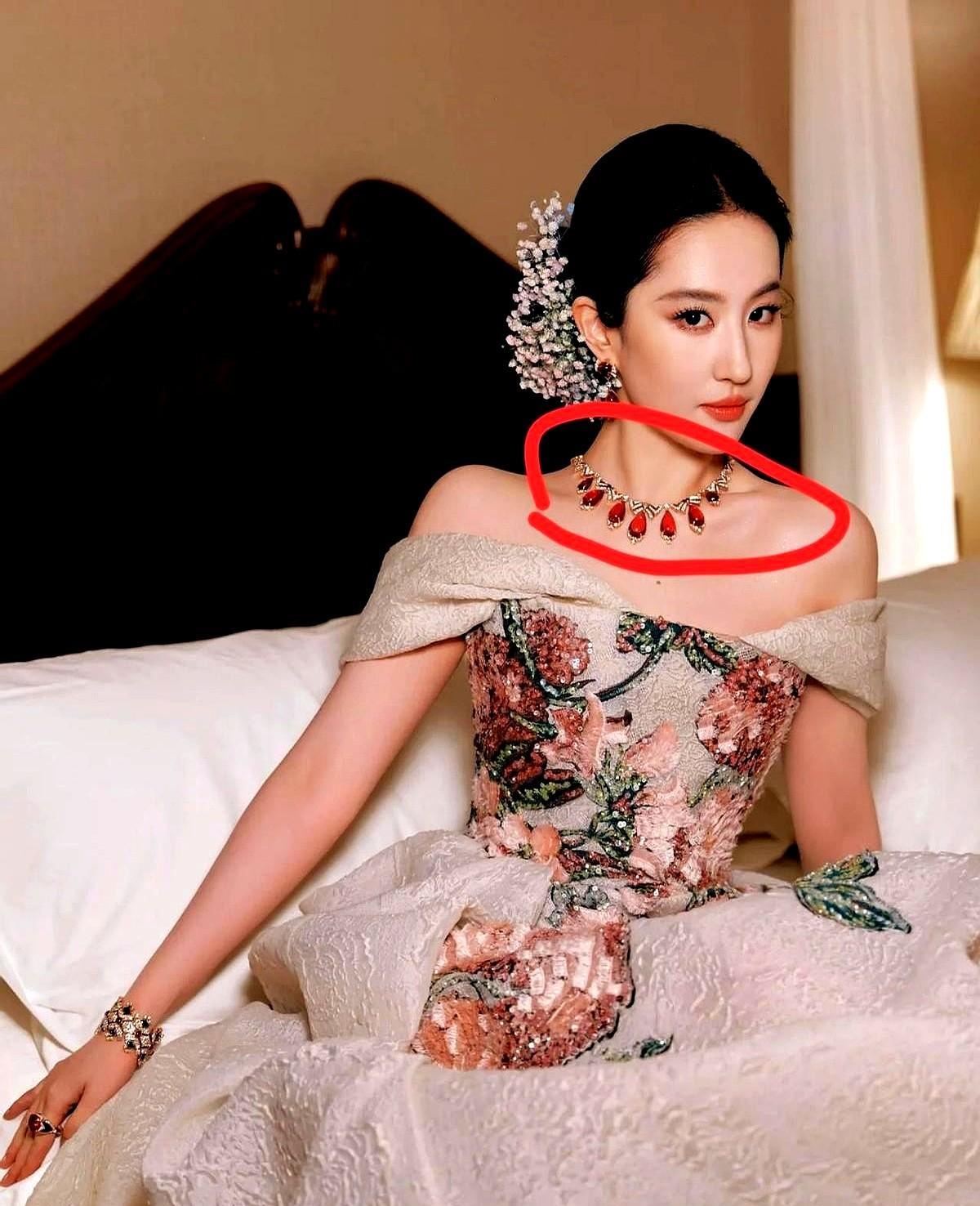 刘亦菲一戴,1800万的翡翠不说话了。她没卖货,货自己跑上门。宝格丽不喊“奢