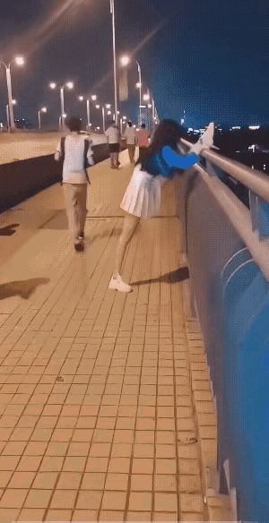 小伙子在大桥上溜达眼角余光瞥见栏杆边有位美女在做拉伸运动那身段跟柳枝似的