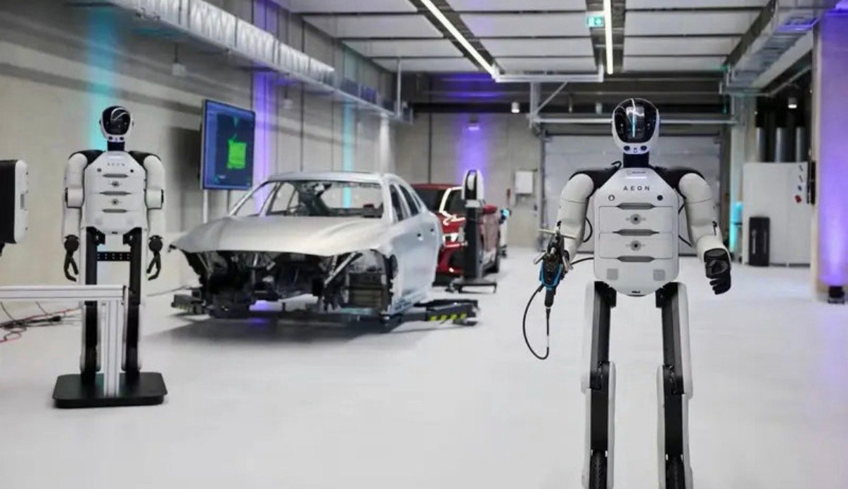 【宝马加速推进物理人工智能战略人形机器人已在多地试点应用】日前，宝马集团官方宣