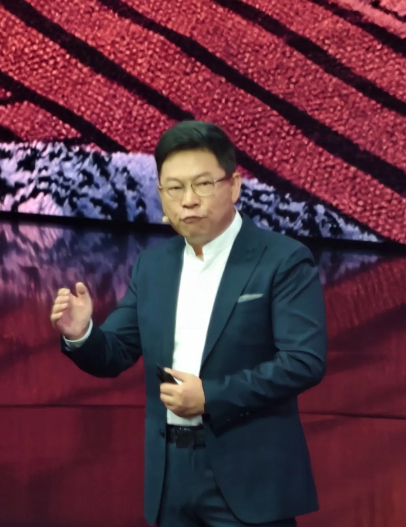 有些厂商到现在还没研究透余承东还在和鸿蒙智行拼硬件配置，或许鸿蒙智行压根就不是