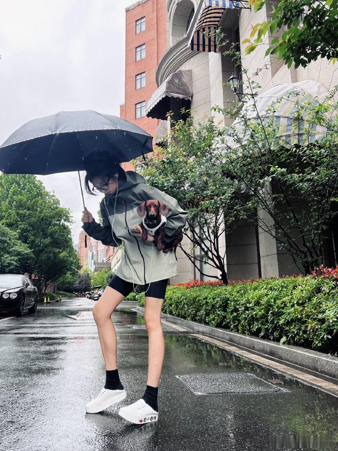 路人看到腊肠才敢确认是孙千路人靠孙千的小狗认出孙千网友偶遇孙千的经历在超话走红