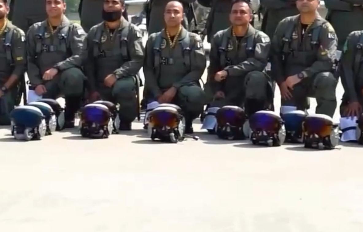 近日，巴基斯坦空军晒出歼-10CE飞行员合影，画面中清一色的国产先进头盔显示系统