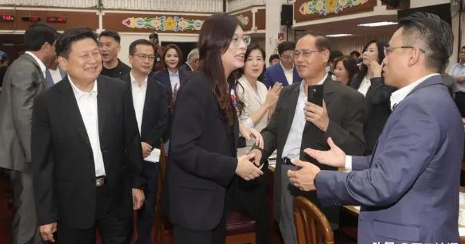 为欢迎新主席傅崐萁改善伙食，如何化解内部心结？郑丽文出手不凡台湾蓝营最近可热