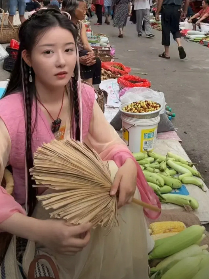 明明可以靠颜值吃饭，偏偏出来摆地摊