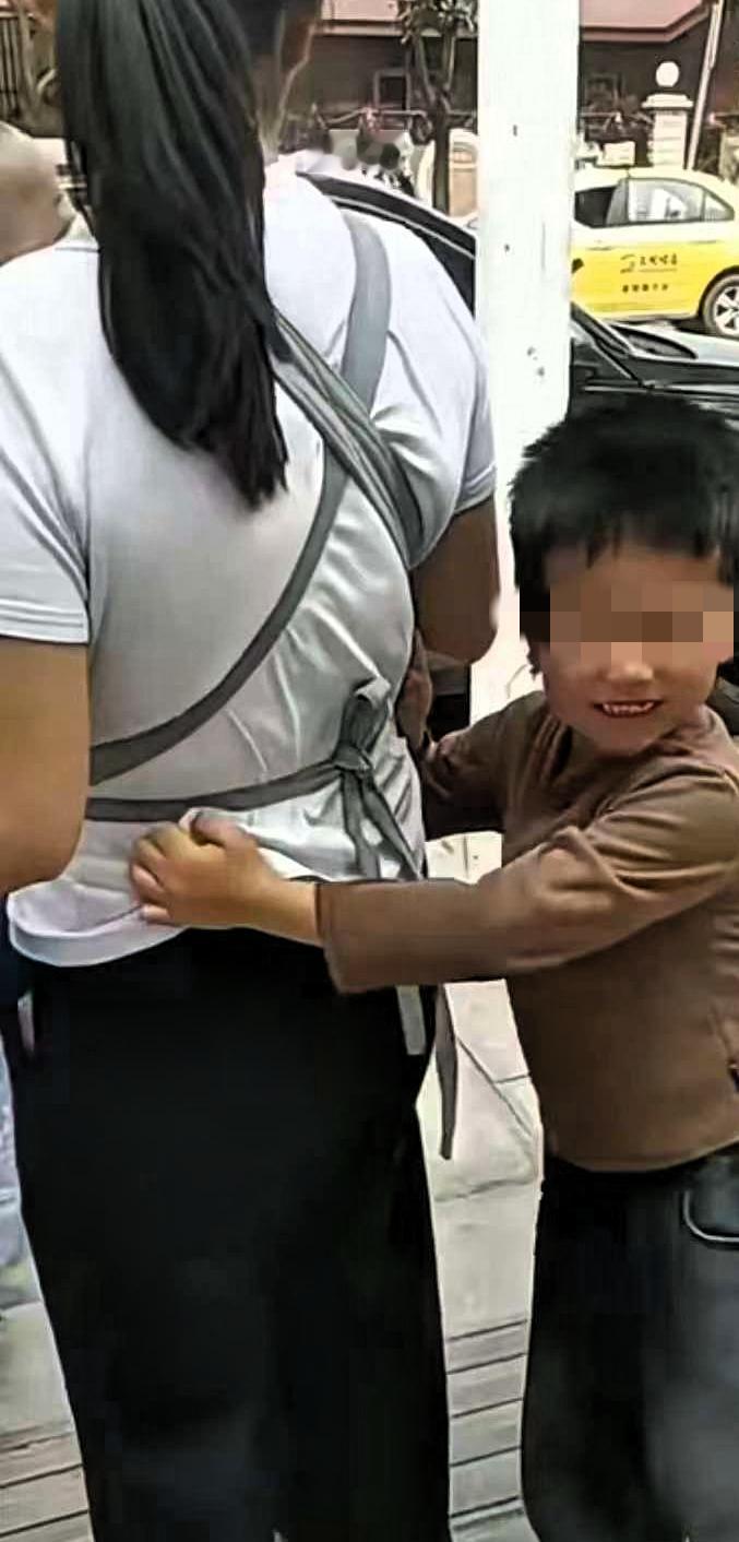 心碎了，儿子在街上隅遇离婚一年的妈妈，儿子哭着上前抱住妈妈说：我好想你，孩子的举