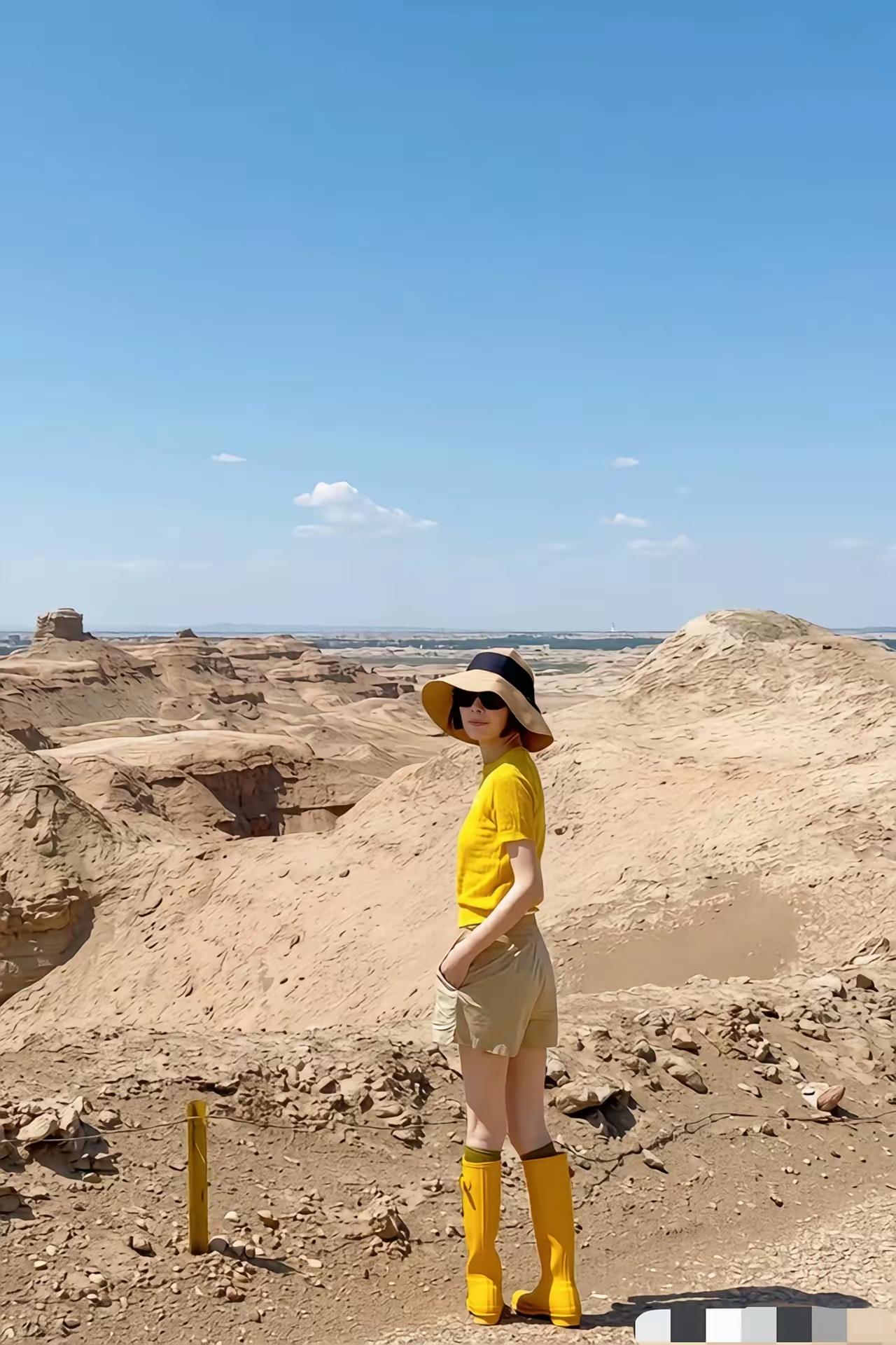 事实证明，瘦些的确能够维持年轻的体态，不会显得油腻。56岁的鲁豫晒出一组在新疆