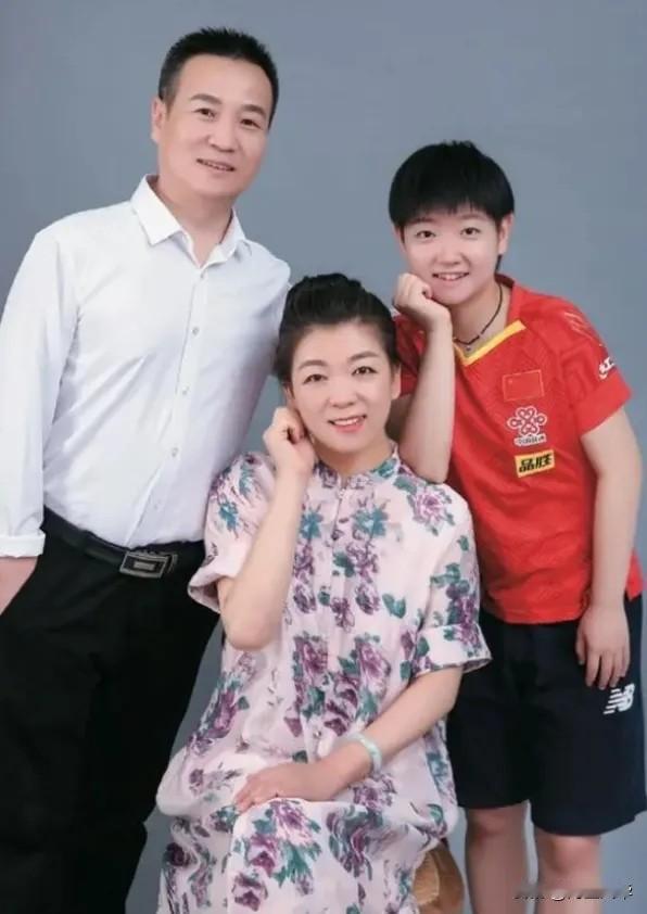 说实话，孙颖莎的父亲孙东明最值得尊敬和佩服。女儿孙颖莎现在已经是世界排名第一