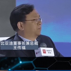 何小鹏这段发言犯了三个重大错误。第一个就是不分场合的客气。把自己比喻成了小学生