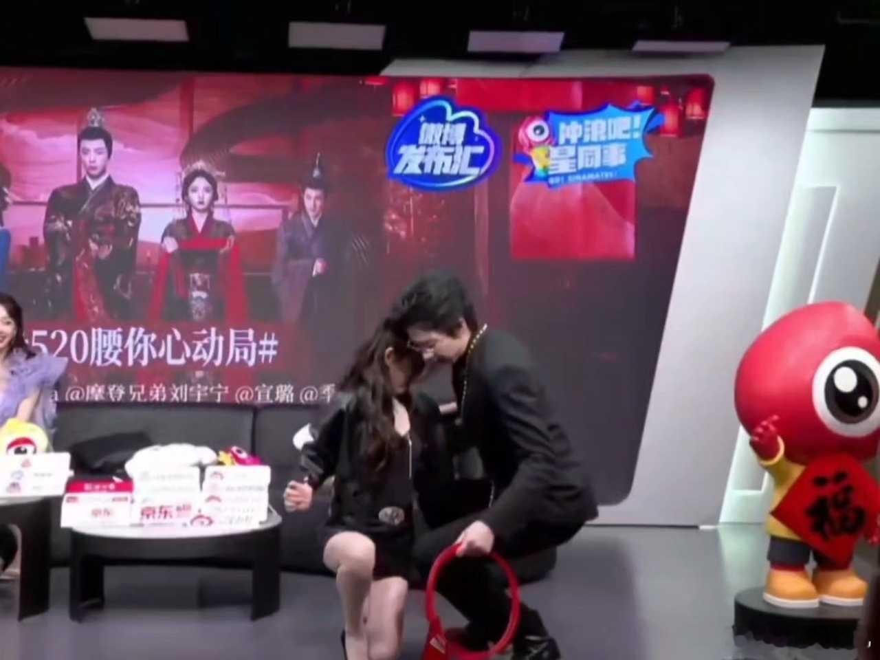 刘宇宁真的特别细心，女演员穿短裙下蹲不方便做大动作，宇宁马上说“别别别”。第二次