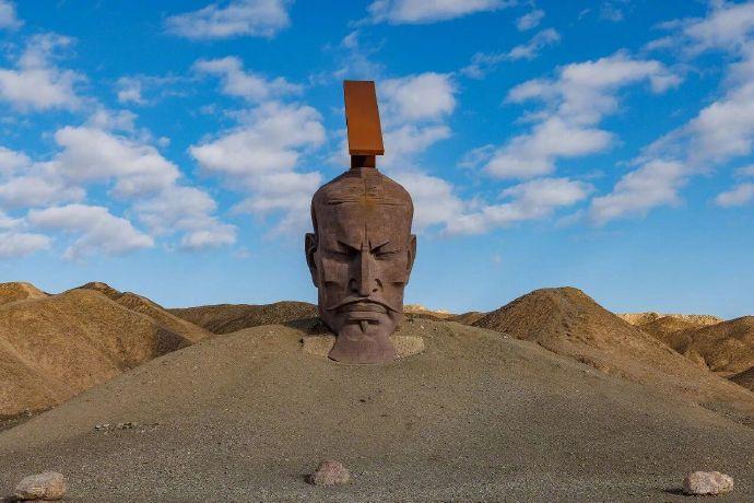 甘肃瓜州汉武帝雕像争议的后续信息来了。据中国新闻周刊报道，《汉武雄风》的作者张万