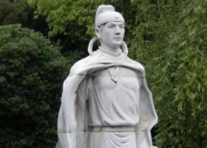 公元654年，滕王李元婴捂着脸冲进王妃屋里，大喊一句：“爱妃，快拦住那个泼妇！”