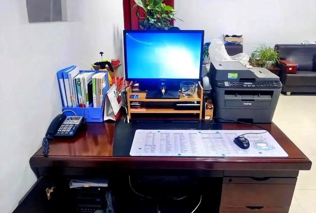 朋友单位有个同事考上博士研究生，本来和单位协商好了，领导也同意，结果各部门卡人。