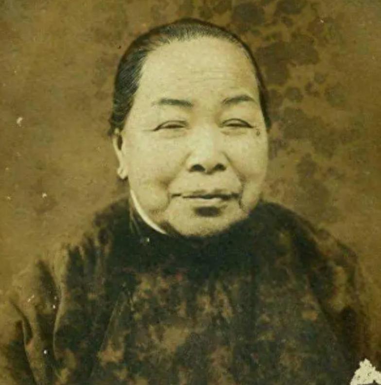 她是被蒋介石牵挂了一生的女人，1965年，周总理把她秘密送往台湾，蒋介石和宋美龄