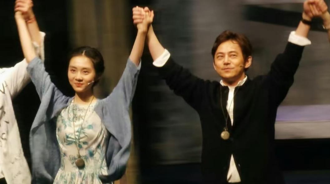 黄多多和何炅一起参演话剧，不知道的还以为这是孙莉呢。真是没想到，《爸爸去哪儿