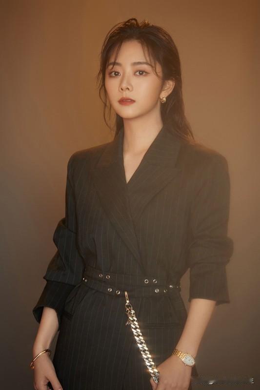 谭松韵和侯明昊的舞蹈风格我超爱！就说他俩跳的《一点点》双人舞，简直甜到齁。游戏前