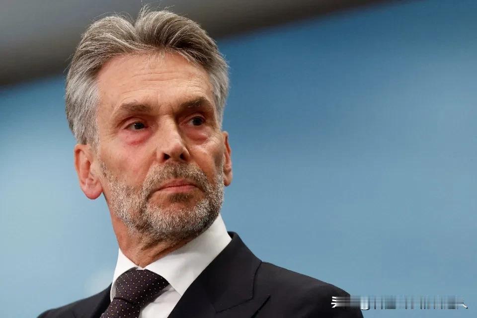 荷兰首相斯霍夫自爆了！很多人以为，他闪电没收“安世半导体”，是美国施压。错了！真