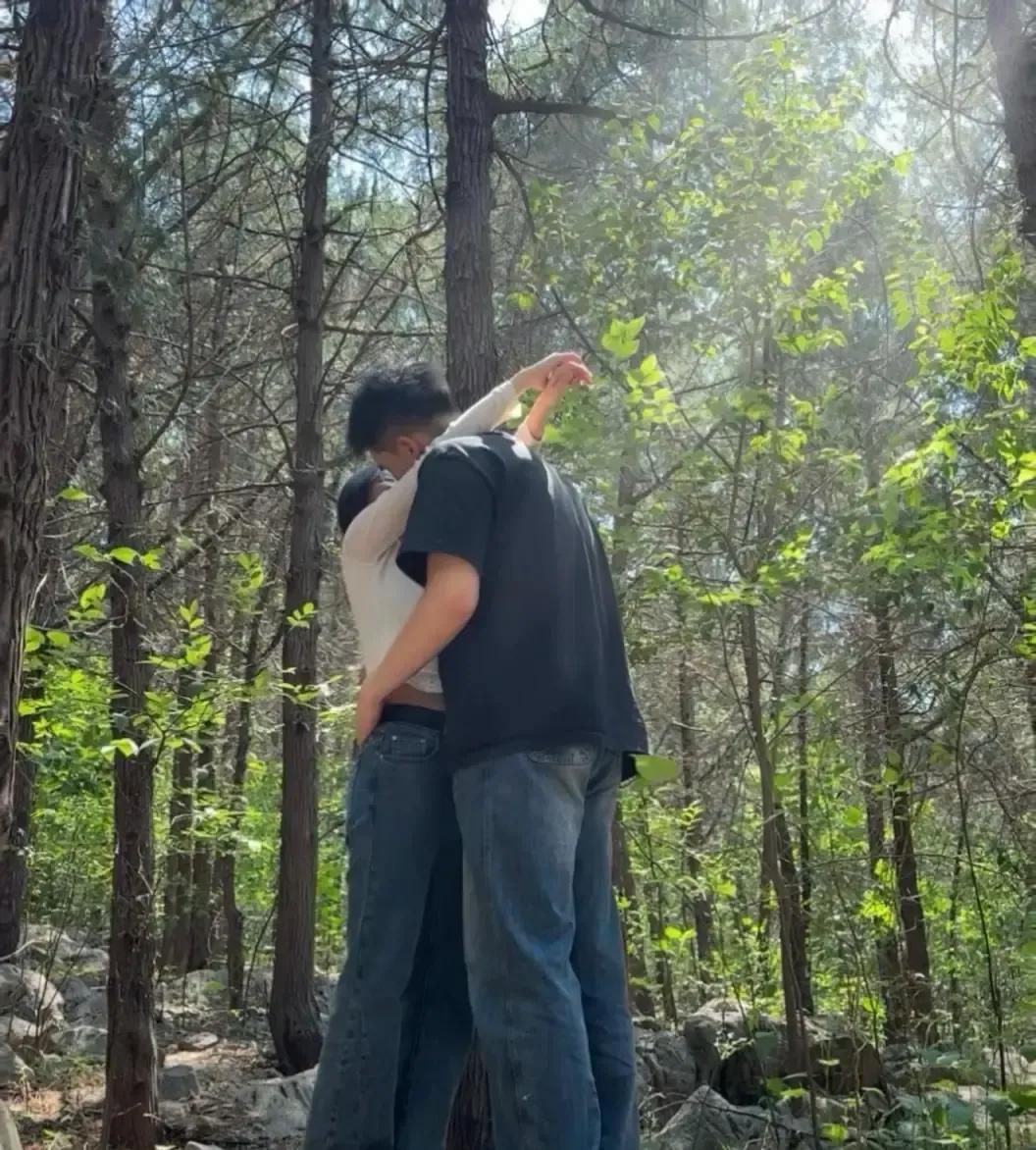 大哥公园逮到老婆挽着陌生男腰，拍照发给她，一句等儿子高考完再离。第二天他让老婆