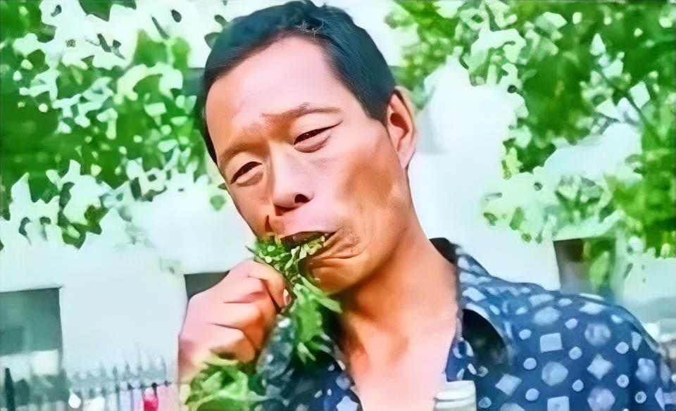 一重庆男子吃草上瘾，34年吃了40吨草，闻到肉味就想吐，每天就靠吃草充饥，身体非