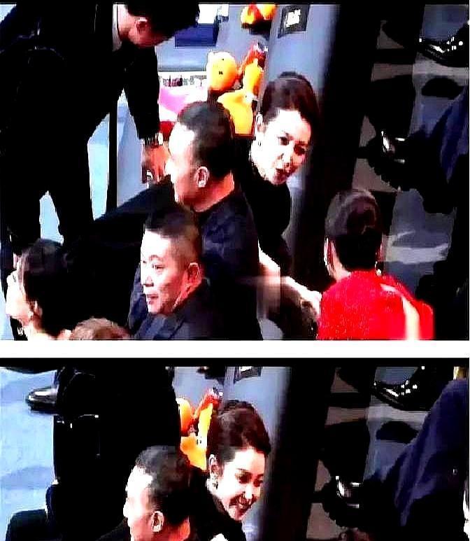 李冰冰过来握手，只有杨幂坐着没起来。视频另一角被忽略了。杨紫入场时裙摆缠住