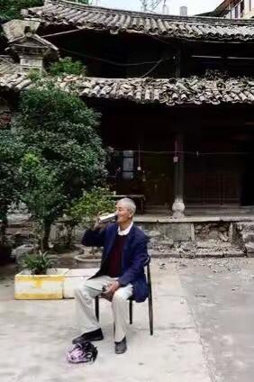 我叔算是光棍中的奇葩，一生逍遥快乐风流倜傥。叔年轻时英俊潇洒，心高气傲，在选