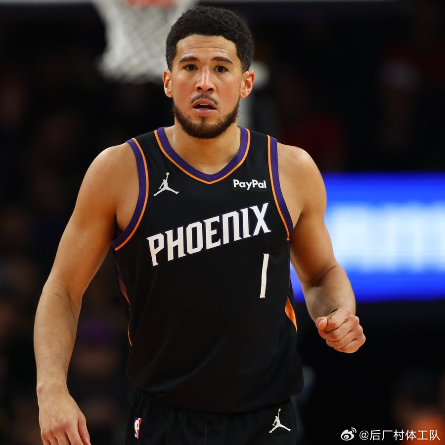 布克复出太阳对战国王布克今日复出就迎来里程碑，他成为历史上第三位用了不超过72