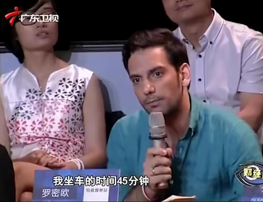 意大利小伙在节目中吐槽中国高铁没有英文，买票非常慢而且速度没有优势，高铁的App