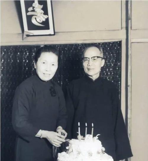 她一生三嫁，是上海滩著名的“千金流氓”。14岁时未婚先孕，对方不想认账，她拿把砍