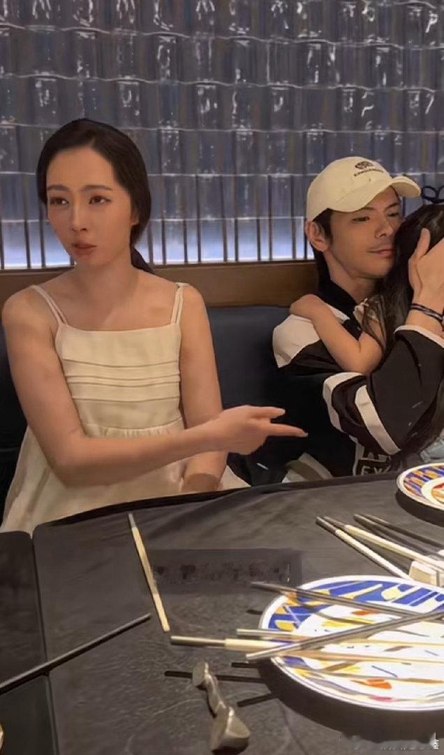 郭碧婷手臂怎么好多淤青？向佐女儿好粘他郭碧婷说女儿从小就粘着她爸爸，被向佐抱着还