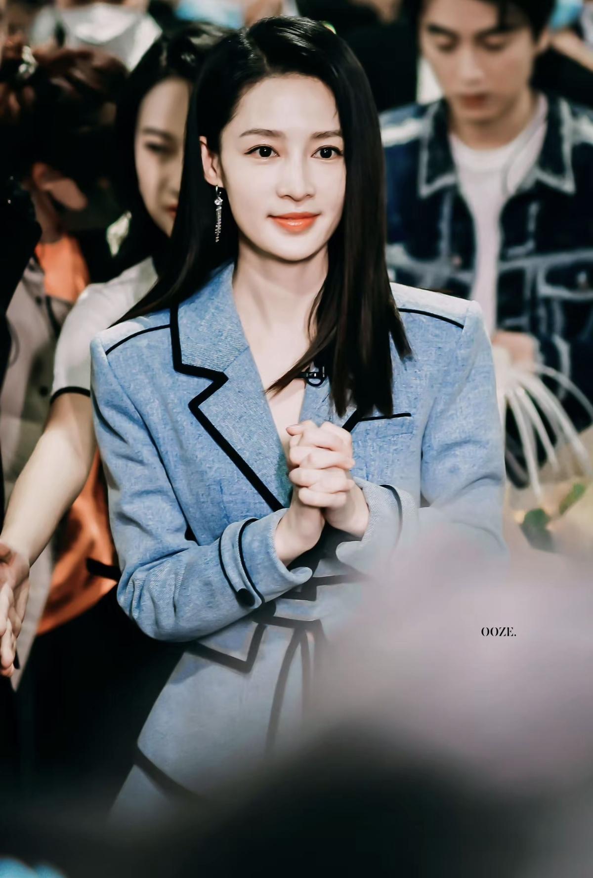 人群中一眼沦陷，是温柔本身的李沁[比心]浅蓝西装杀！李沁的优雅，从来不需要滤镜加