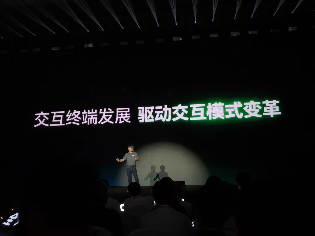PC有PC的操作系统和交互（GUI、鼠标和键盘），智能手机也有智能手机...
