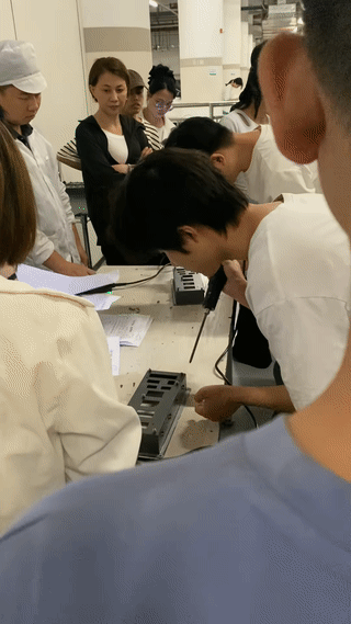 电子厂招工现场。每一个应聘者都需要在面试现场打螺丝进行考核？干活慢的、操作不