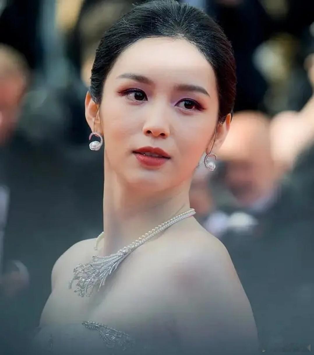 周也这妆画的不合适下次换个化妆师