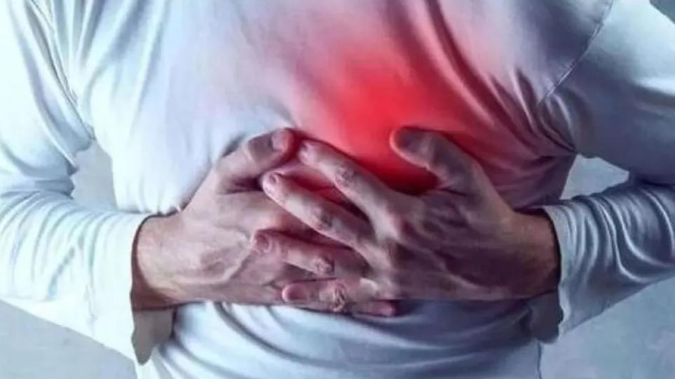 我爸，半夜心梗，没叫我妈。凌晨三点，急诊室走廊亮得晃眼，我蹲在抢救室门口，