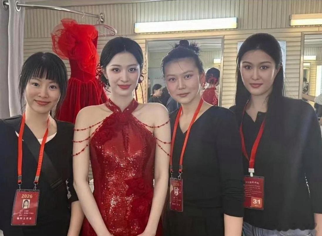 王楚然颜值气质格外出众，精致五官明艳动人，自带超强氛围感，颜值底子和普通人差距一