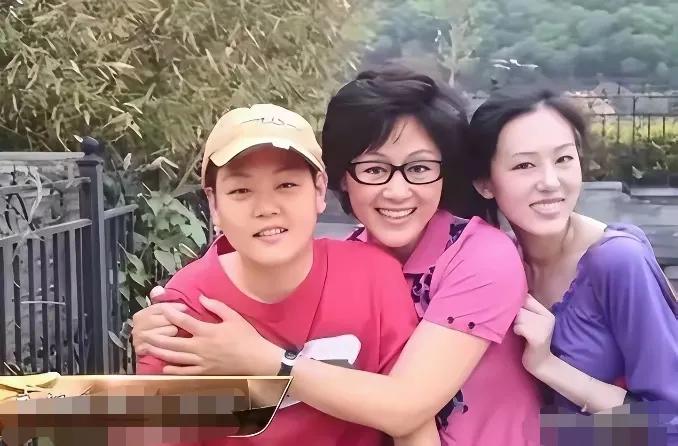 当年王姬和女儿和儿子在一起的合影，如今，女儿长大了，大家看看王姬的容颜，还是那样