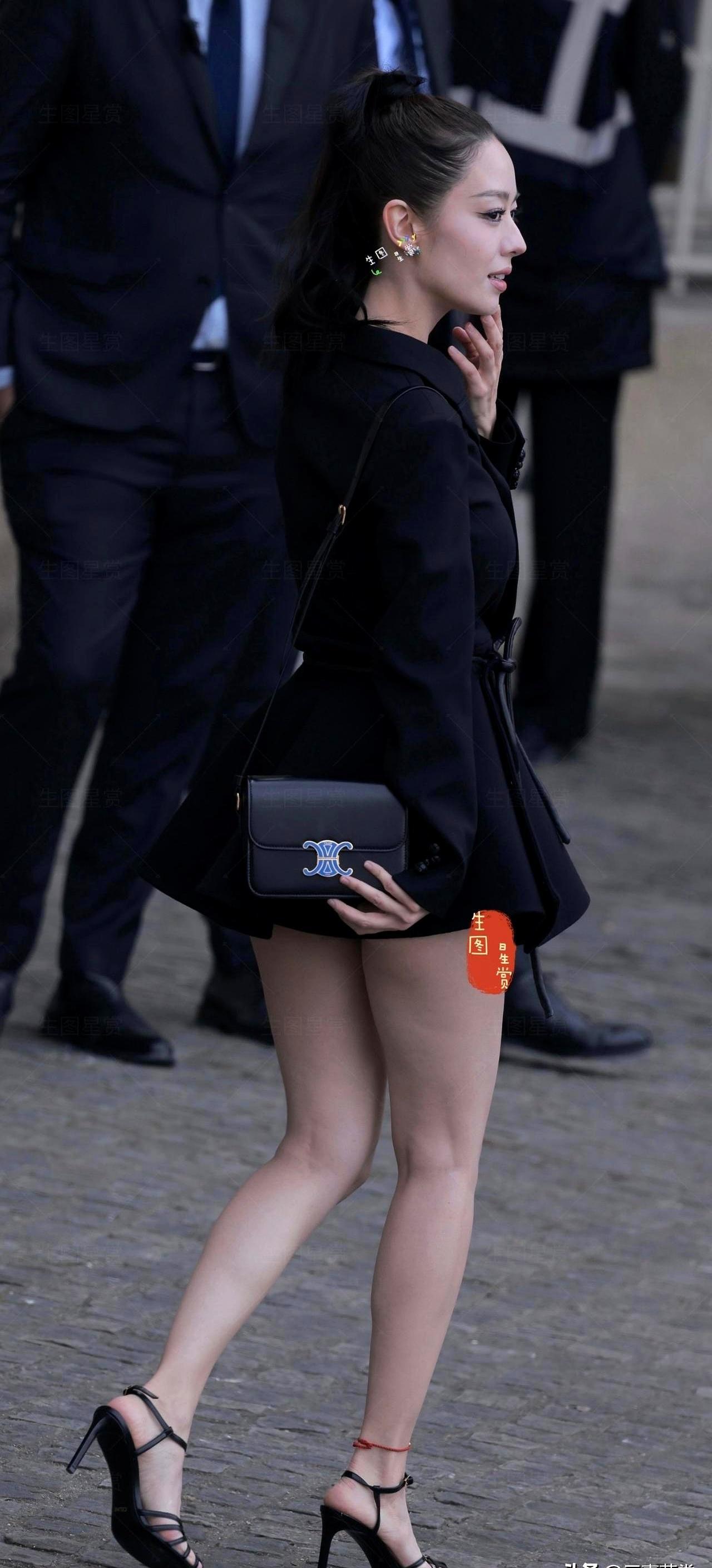 吉娜在巴黎街头走的这几步，直接把CELINE秀的大半流量都吸走了。生图直出