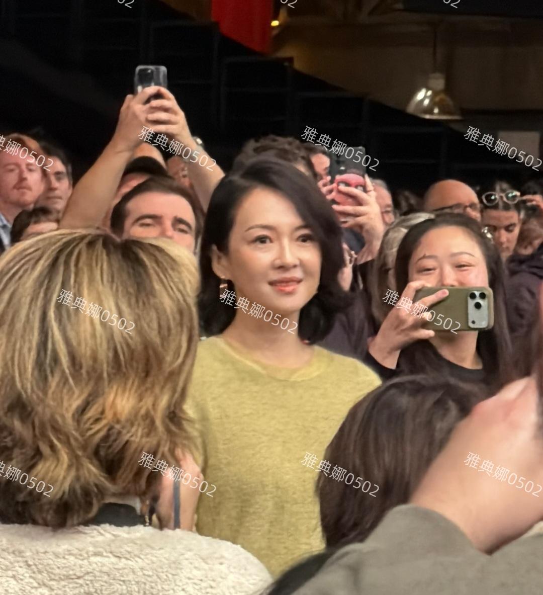 章子怡法国得大奖可喜可贺，但她的脸咋回事儿？苹果肌鼓鼓的，整张脸像充了气一样膨得