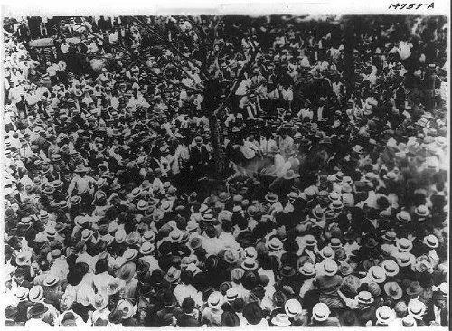 1916年，一名黑人少年，惨遭的“私刑”处死的现场，当时暴徒们切断了他的手指，再