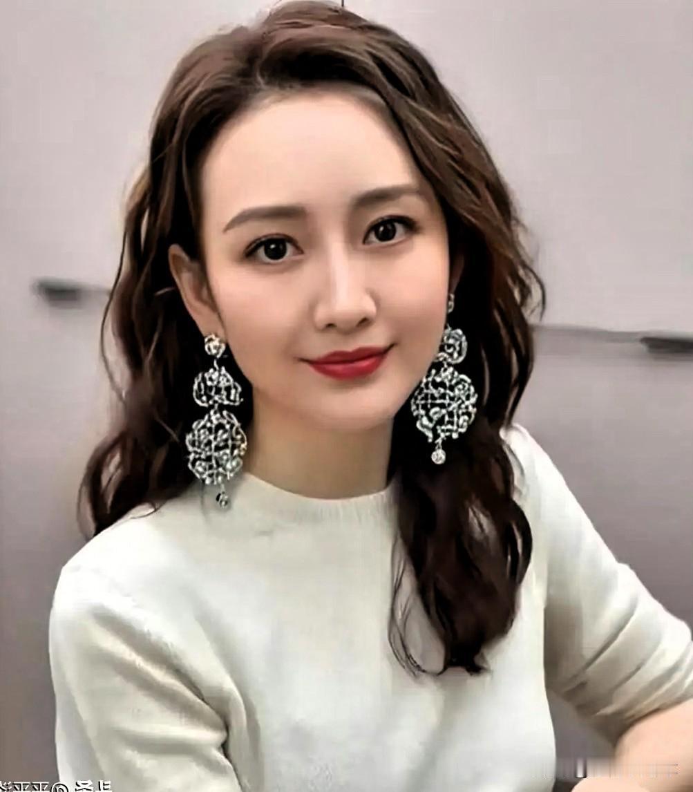 我发现，比张碧晨更厉害的女人出现了，她就是王鸥，张碧晨还说了男方是谁，王鸥是