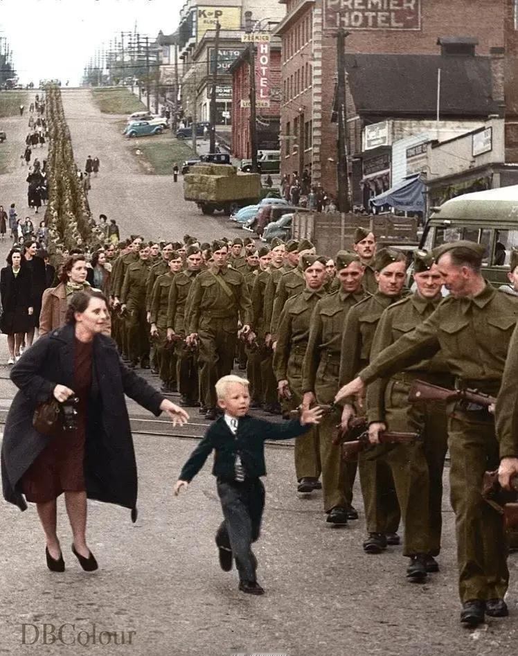 【爸爸，等等我】1940年10月1日，加拿大士兵即将远赴欧洲战场。在送别的队伍