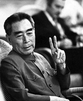 会议上有人喊周恩来万岁，毛主席也同时在场，总理一动作巧妙化解1952年，当时全