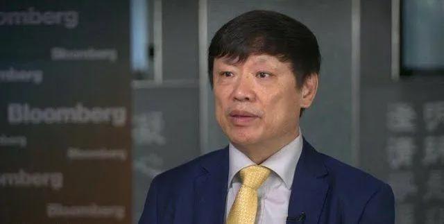 老胡的“变色龙”逻辑：为何他总在关键时“软”下来？说实话，老胡这个人，在网上