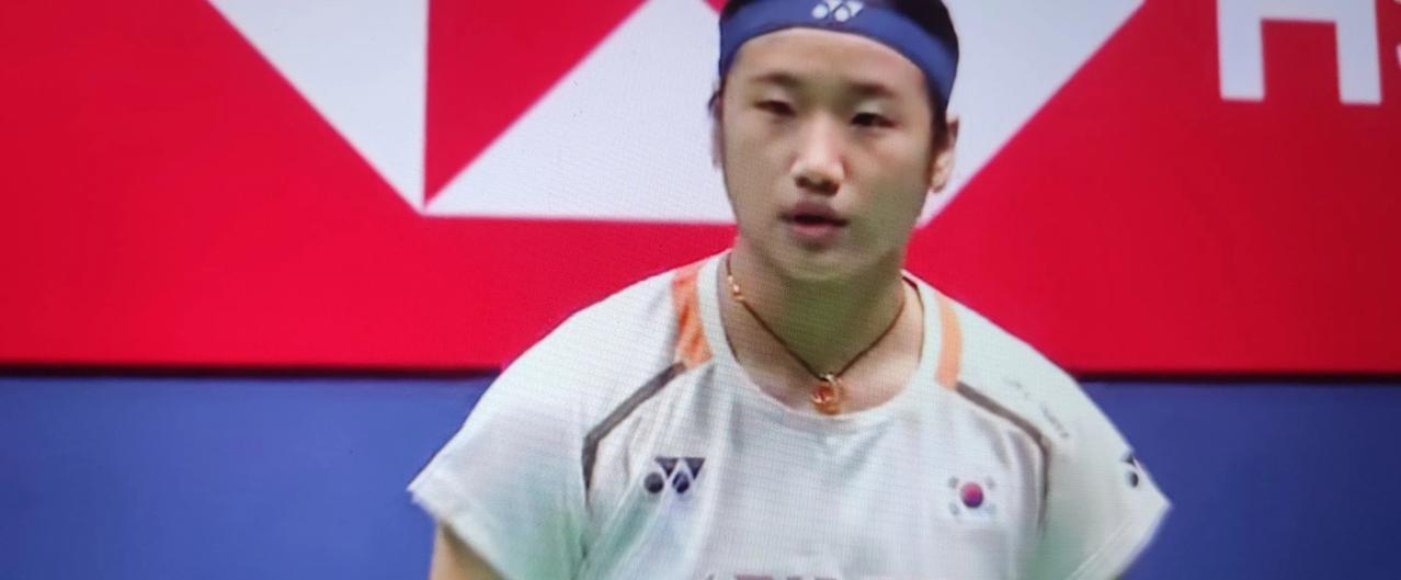 羽毛球世锦赛女单比赛，安洗莹对阵德国选手李怡逢。安洗莹21:15赢下首局，第二局