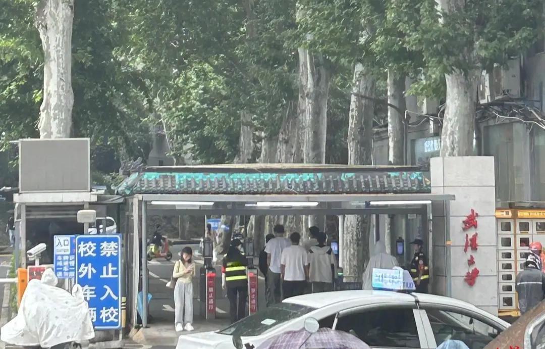 武汉大学开放校园后问题很快就出现了，食堂爆满学生无座，网红爬树直播体育课，校园秩