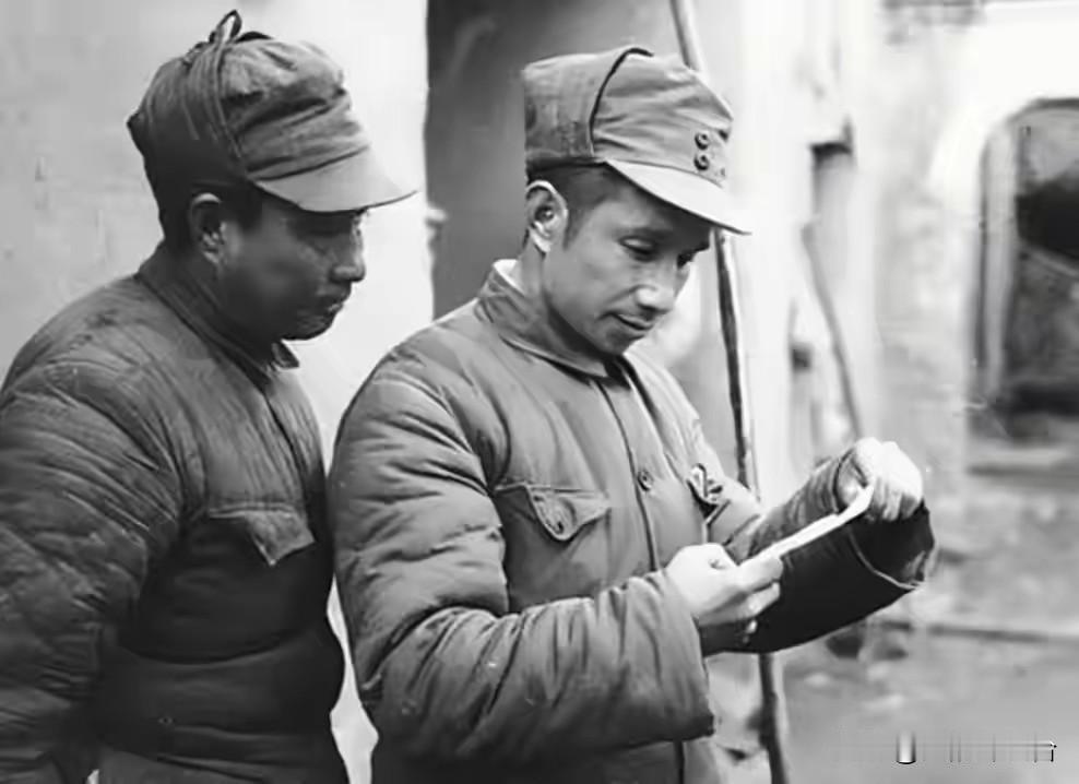 1947年三月，莱芜战役硝烟刚散，华野官兵的军装还凝着硝烟味。华野副司令员粟裕立