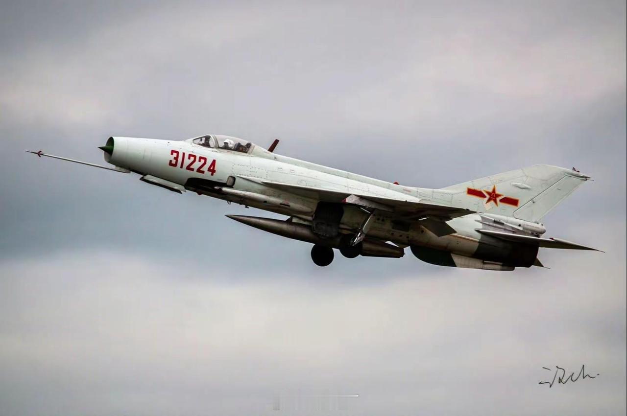 致敬传奇。战斗机